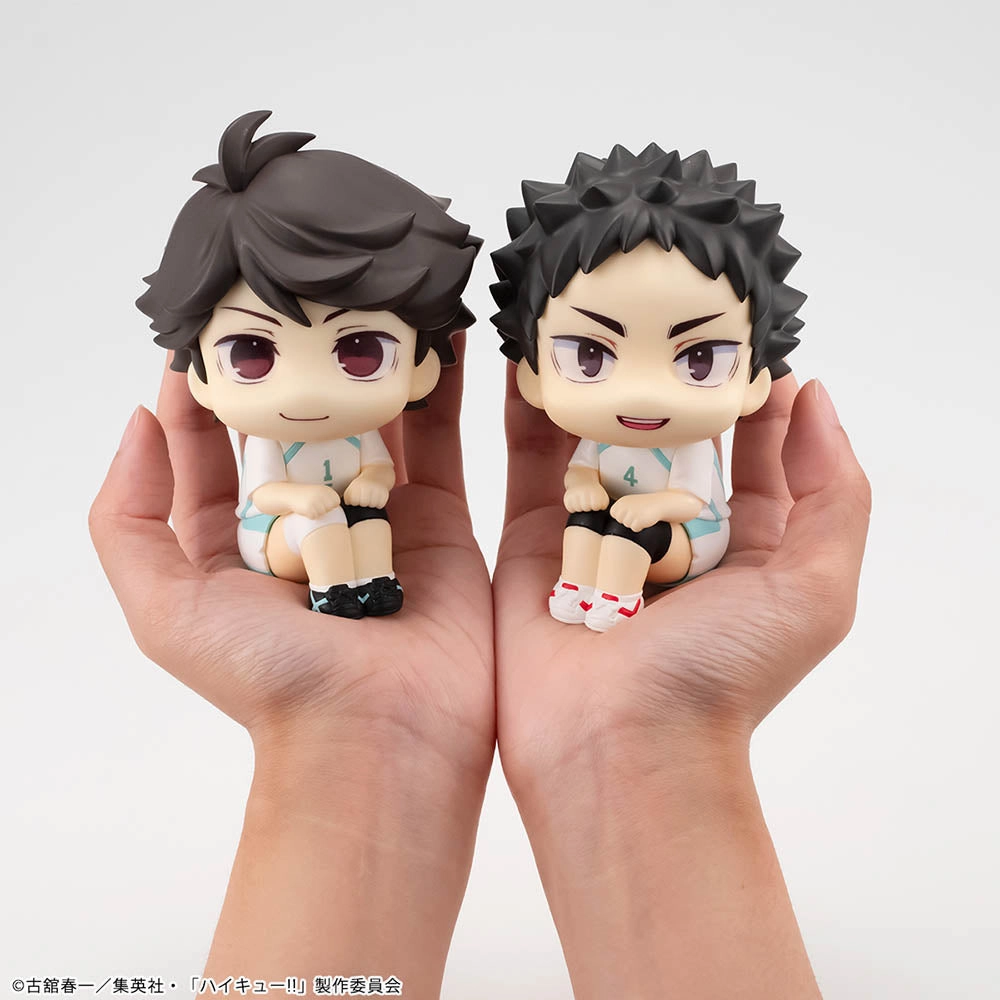 Look Up Haikyu !! Toru Oikawa / Hajime Iwaizumi Uniform ver set??with gift: Cushions?? Dinosaur Model Chibi Merchandise