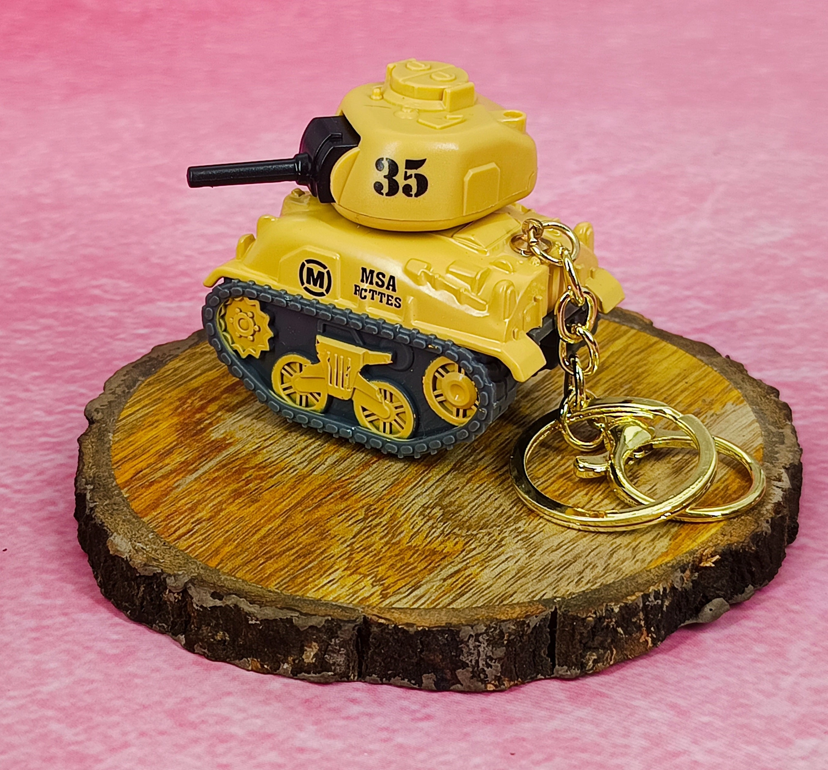Master Collector 35 Msarctts Yellow  Militry Tank 4cm With  For Collection With Golden Keyring Keychain